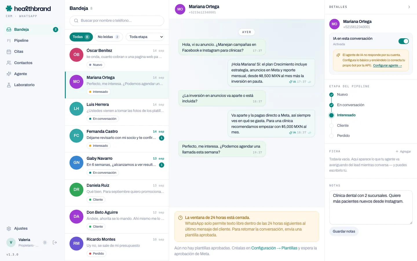 La bandeja del CRM: la lista de conversaciones de WhatsApp, el chat abierto con respuestas del agente de IA y la ficha del contacto con su etapa de venta.